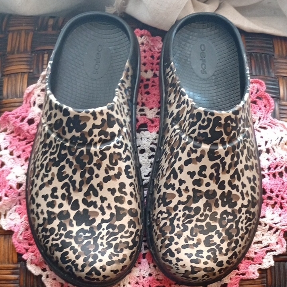 OOFOS Leopard Pattern Clogs
